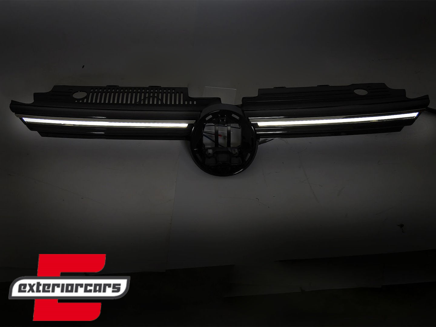 Prednja maska R line dizajn sa LED (piano crna) / VW Golf 8 (2020-2024) - Slika 4